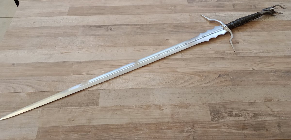 ArannReichhardt's tweet photo. Look! Another sword I made! Doesn't it make you want to... share it :p?? https://t.co/rzMBKw95hS