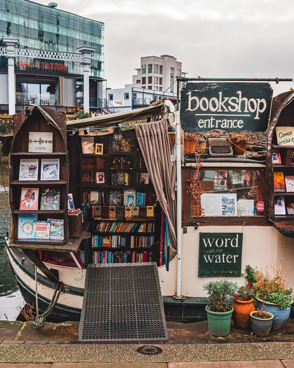 Word on the Water, a book-lovers paradise on a barge📚[📸 <a href="/sparrowinlondon/">Michael Sparrow</a>] #LetsDoLondon #VisitLondon bit.ly/3HO1JEO