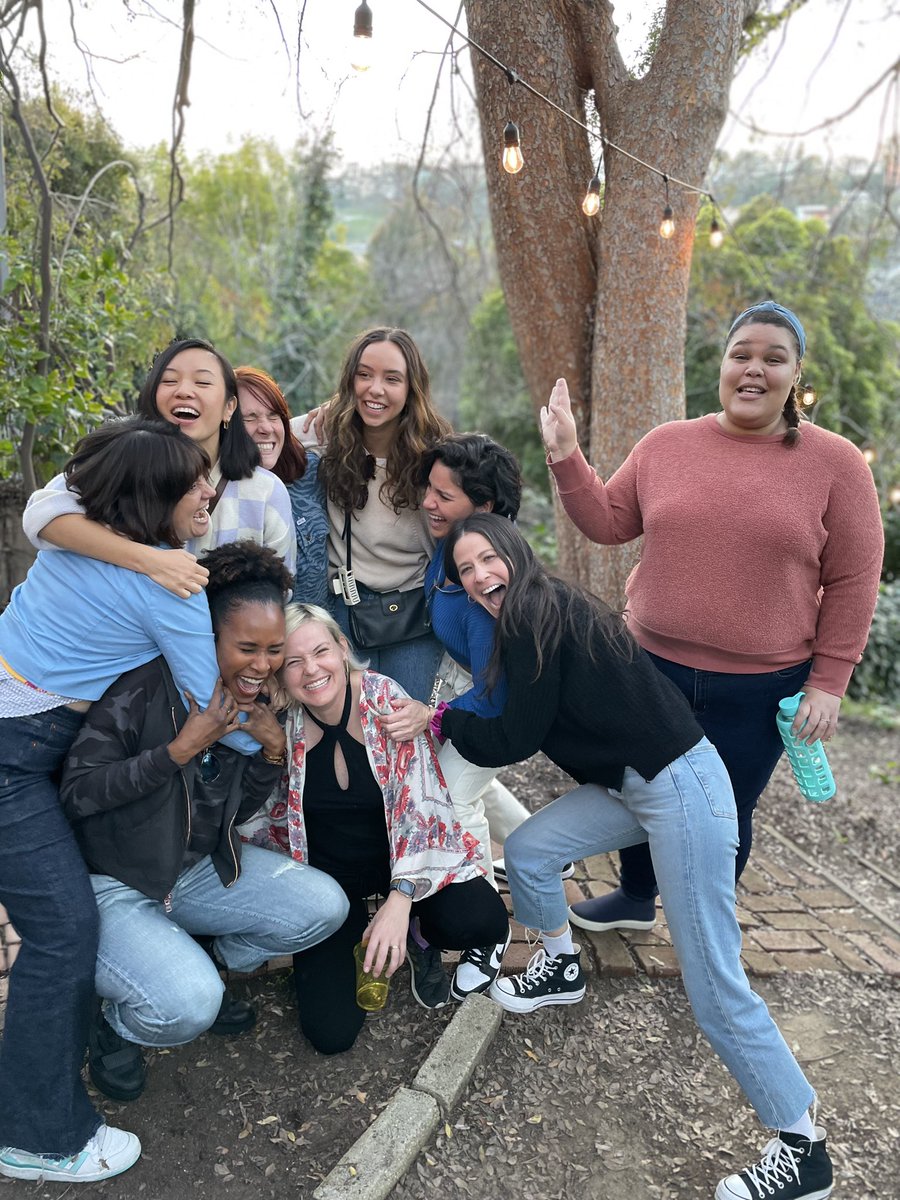 katenash's tweet photo. Bring back GLOW. We take such good group photos you might as well !! retweet if you agree https://t.co/pctBCaEEBj