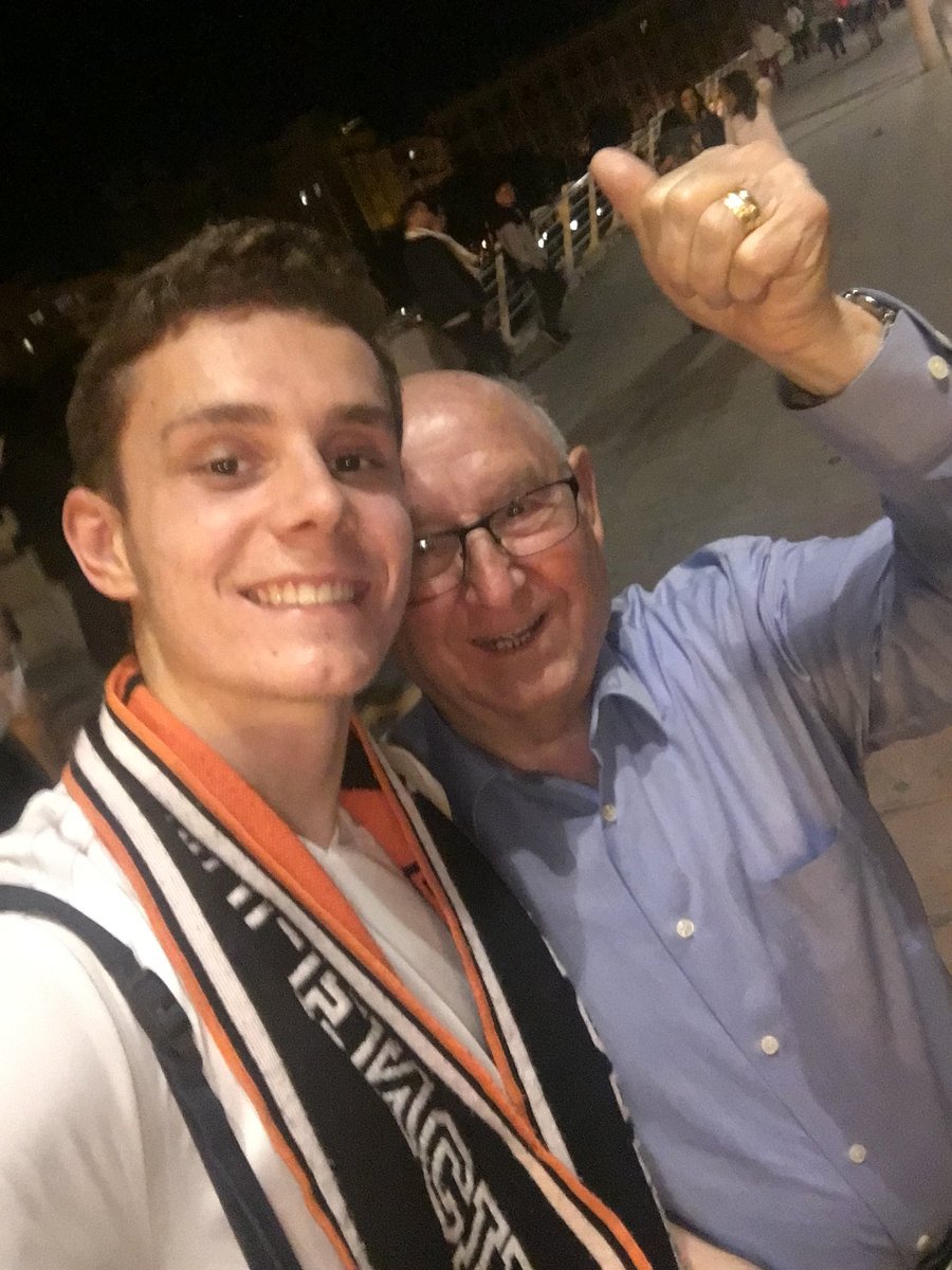 mmch37's tweet photo. A mi familia no le gusta el fútbol, pero alguien me hizo sentir unos colores: mi abuelo. 

Me enseñó qué era Mestalla, qué significaba el VCF, quién era Kempes y la importancia de este escudo. 

¿De todo eso qué queda ahora? Nada, solo nosotros. Solo recuerdos. https://t.co/b8SMm2gb2U
