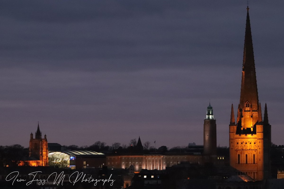 iamjezzmpgraphy's tweet photo. Twilight evening Norwich City skyline
#Norwich #norfolk #eastanglia #mouseholeheath #norwichcathedral #bbceast #cityhall #norwichcityhall #stnicholaschurch #twilight #evening #canonphotography #iamjezzmphotography https://t.co/9R4fkxgaMS
