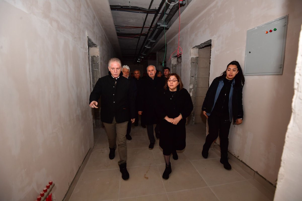GaziantepBeld's tweet photo. Başkanımız @FatmaSahin toplumun temel taşı olan aile kurumunu sağlam temeller üzerine inşa etmek, aile içi iletişimi güçlendirerek iç huzuru sürdürmek amacıyla hayata geçireceğimiz Aile Akademisi projemizin yapımı devam eden hizmet binasını ziyaret etti. 

#AileAkademisi 👨‍👩‍👧 https://t.co/rChsObstQw