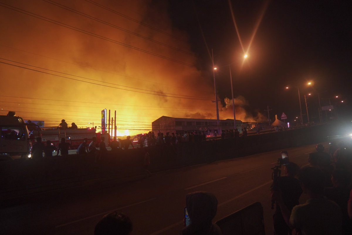 Bacefi's tweet photo. Images from the fire in parañaque sucat just 2 minutes ago. https://t.co/FtXLnQXuAi