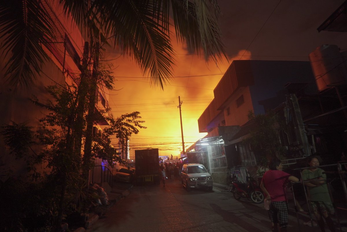Bacefi's tweet photo. Images from the fire in parañaque sucat just 2 minutes ago. https://t.co/FtXLnQXuAi