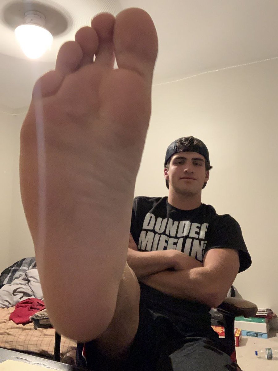 malef00tlovers's tweet photo. Pisa na minha cara, só isso que peço.

----------MFL 👣-------------
Follow ig: malef00tlovers 
Follow tt: @malef00tlovers 
.
credits: UNKNOW 
.
#mensfeetworship #mensfeet #mensfootfetish #mensfeetfetish #ticklemalefeet #feet #boyteen https://t.co/EX0phttTF2