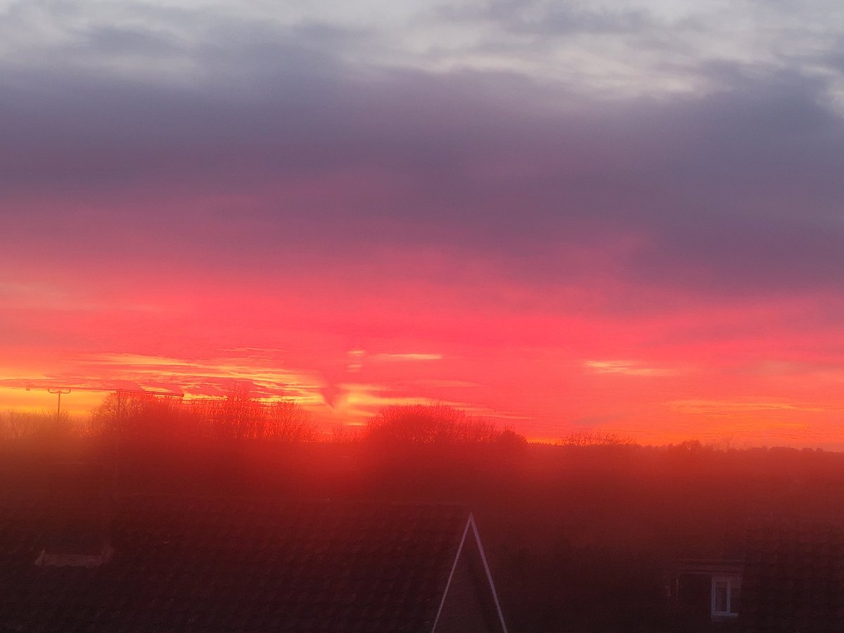 chillsmcc's tweet photo. It's a long time since I shared a photo of the sky. And it's a long time since it looked as pretty as this. https://t.co/Mzou2T7bFq