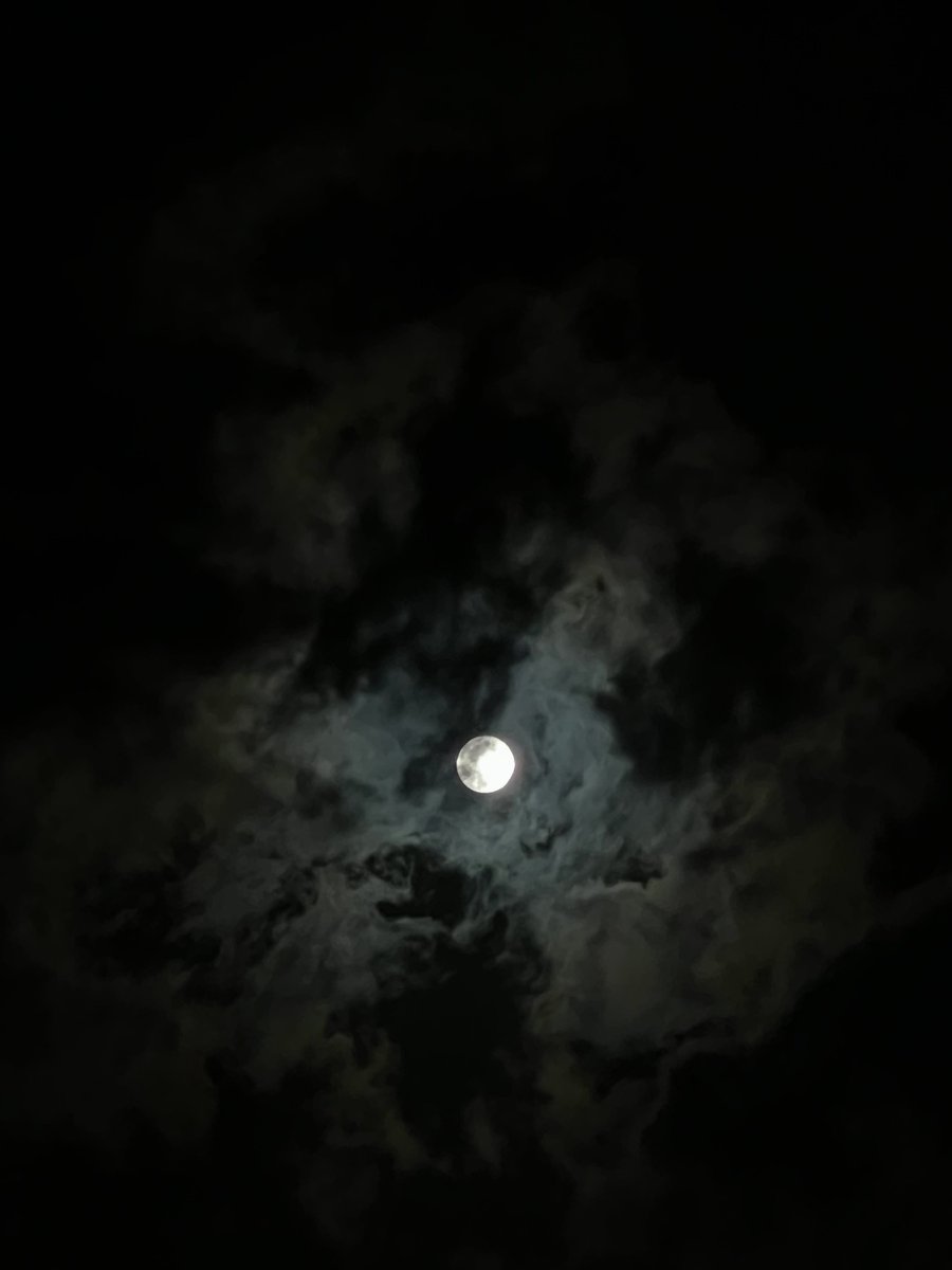 timee2cry's tweet photo. So we all pictured this beautiful moon today <33 https://t.co/fQ4CRBoMOI