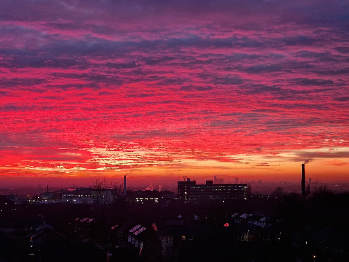 Impressive sunset tonight over #Manchester from #stalybridge