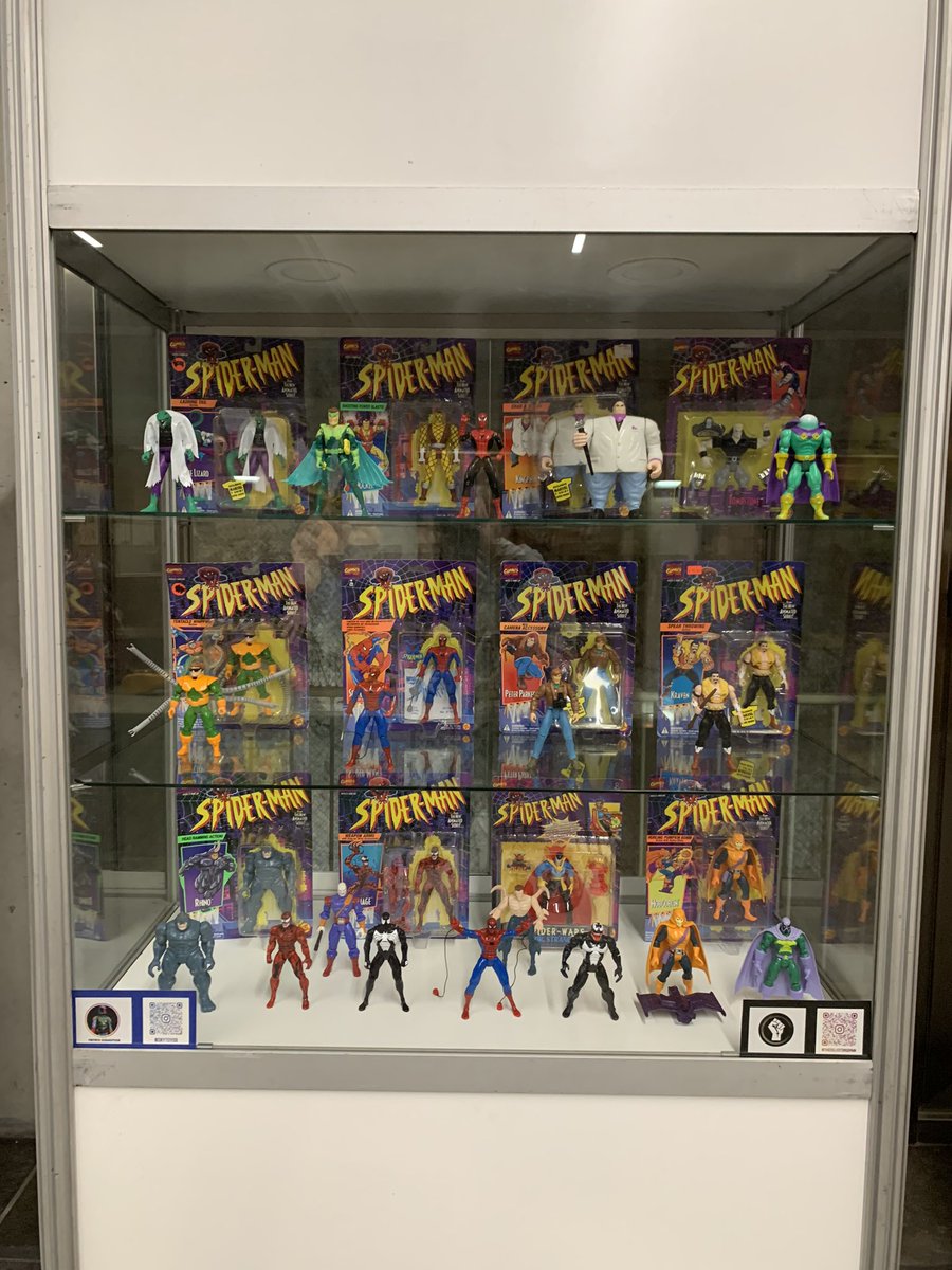 JoanMarcF's tweet photo. Exposición de figuras retro de Marvel y D.C., las series de animación de los 90 #starraco #marvel #dc https://t.co/Qba0luO5Ub