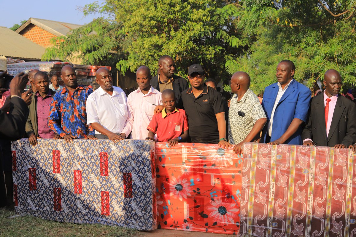 MosesMagogo's tweet photo. Spent my Saturday in Budiope East  at Bupyoko P/S, where I gave out new mattresses to 225 pupils from schools across Buyende District who got first grade in the recently released Primary Leaving Examination. 

This was the 4th time /year. 

Some of them I will give scholarships. https://t.co/mBPWE06YuB