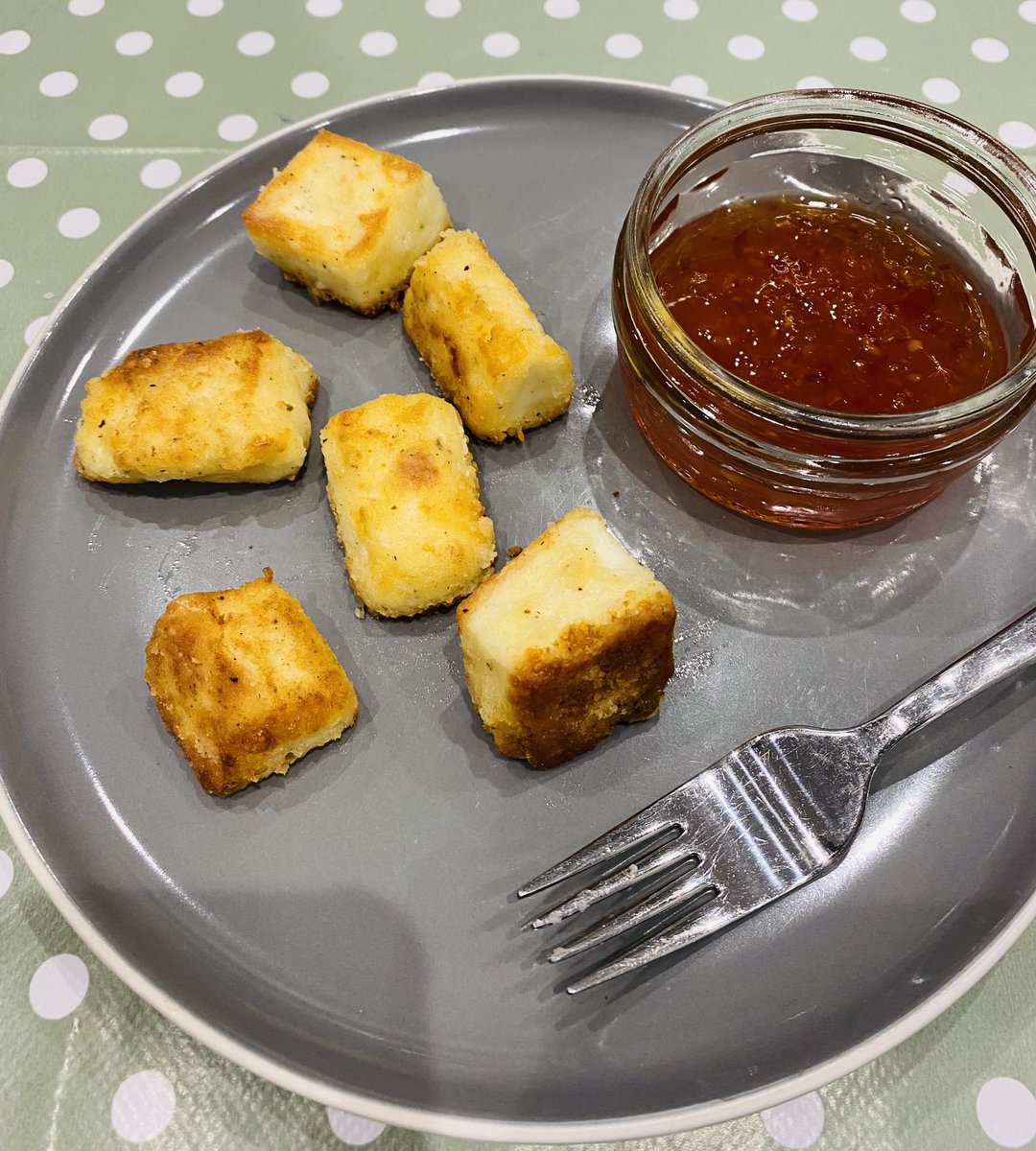 AVintenAuthor's tweet photo. Flour, black pepper, halloumi and just four quick steps to perfect halloumi chunks - with sweet chilli of course! Yum! 🤤 😋 #halloumi #SqueakyCheese https://t.co/T0c12HaQNF