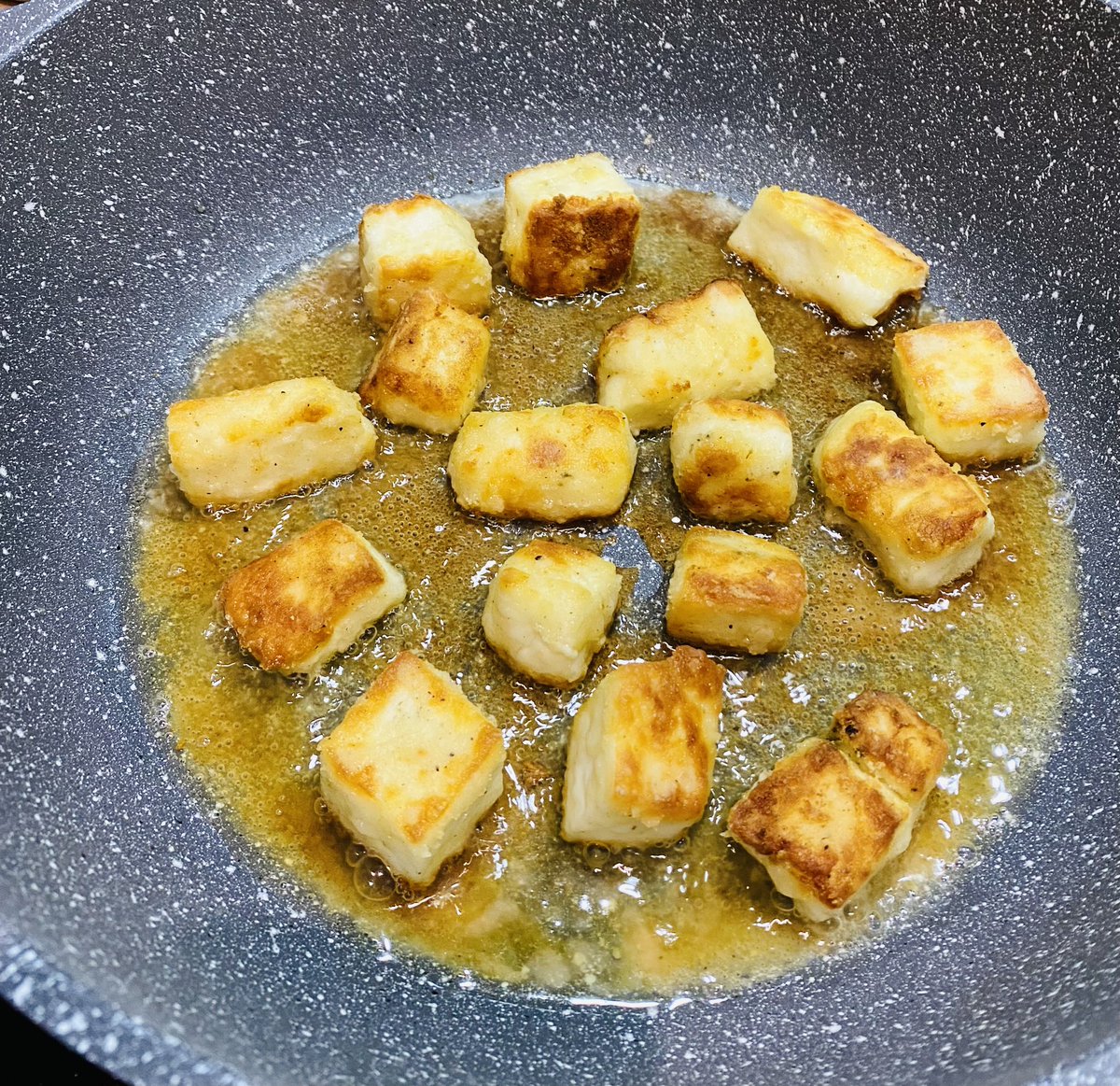 AVintenAuthor's tweet photo. Flour, black pepper, halloumi and just four quick steps to perfect halloumi chunks - with sweet chilli of course! Yum! 🤤 😋 #halloumi #SqueakyCheese https://t.co/T0c12HaQNF