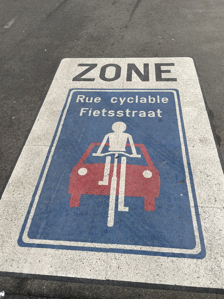 BurkhardStork's tweet photo. In allen (!) Städten auf der Welt, klein, mittel, groß gibt es massive Bewegung zur “reallocation of space”, weg vom Auto, hin zu 🚲👞. Immer (!) gibt es Widerstand, immer (!) wird ein angeblicher Widerspruch von Stadt/Land konstruiert, immer (!) heißt es “geht bei uns nicht”. https://t.co/oVrh1NnZ12