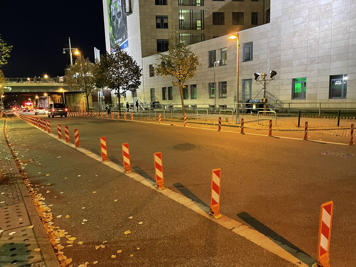 BurkhardStork's tweet photo. In allen (!) Städten auf der Welt, klein, mittel, groß gibt es massive Bewegung zur “reallocation of space”, weg vom Auto, hin zu 🚲👞. Immer (!) gibt es Widerstand, immer (!) wird ein angeblicher Widerspruch von Stadt/Land konstruiert, immer (!) heißt es “geht bei uns nicht”. https://t.co/oVrh1NnZ12