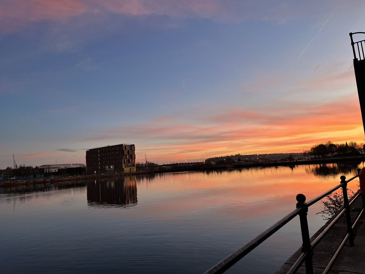 beccaleigh99's tweet photo. Gorgeous afternoon celebrating one hundred years of the mighty @BBCNOW and then was greeted by this beautiful light over #CardiffDocks as I left @theCentre https://t.co/kKRghQtkmF