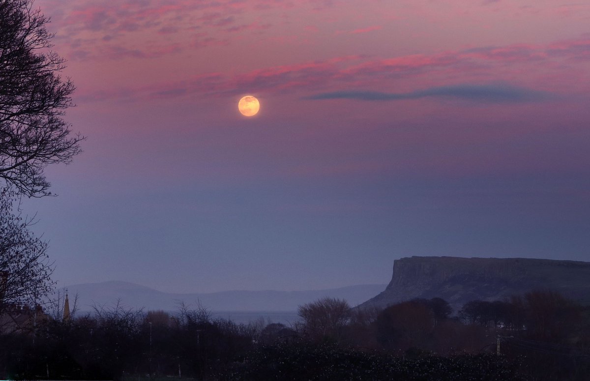 Moonrise with a lovely pink sky #Ballycastle #Moonrise #Beauty #CausewayCoast @VisitCauseway @BBCWthrWatchers @deric_tv #VMWeather @DiscoverNI @LoveBallymena @WeatherCee @angie_weather @Louise_utv @WeatherAisling @barrabest @Ailser99 @antonirish @nigelmillen @geoff_maskell