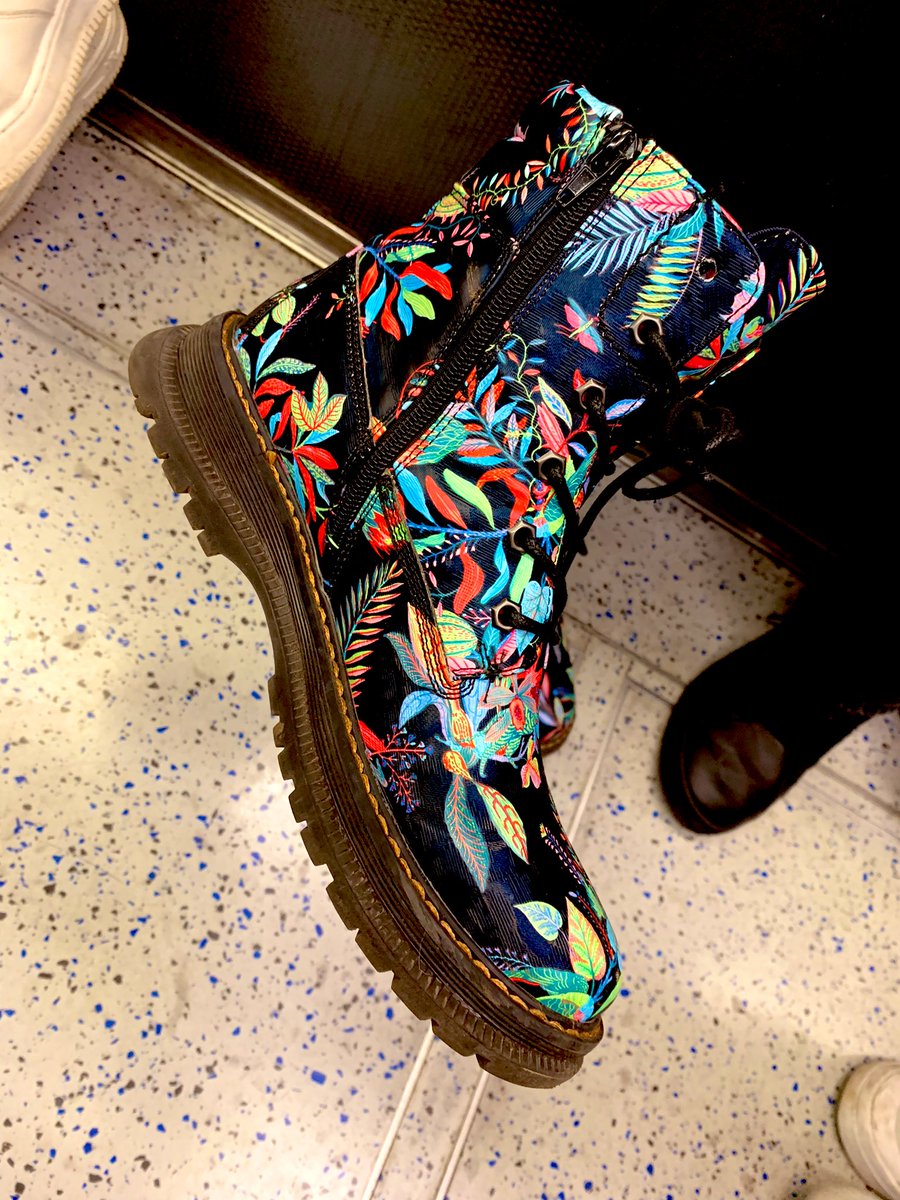 carlafrancome's tweet image. Final weekend despatch! 

Entitled, “Boots on the Tube” … 

These are a lovely lady called Christina’s boots. We met when I was ogling them, and she said I could take photos - they’re from John Lewis. Wait for the special features 👀 … 1/3