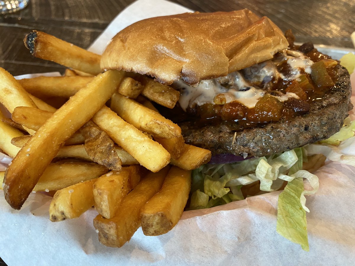 SteveKubota's tweet photo. #Saturday #Beer #Burgers #Lunch @RedTruckBeer #SoMa #EastVan #BreweryCreekAleTrail #February #FebBrewary 🍻🍺🍔 https://t.co/bvgExvkkgW