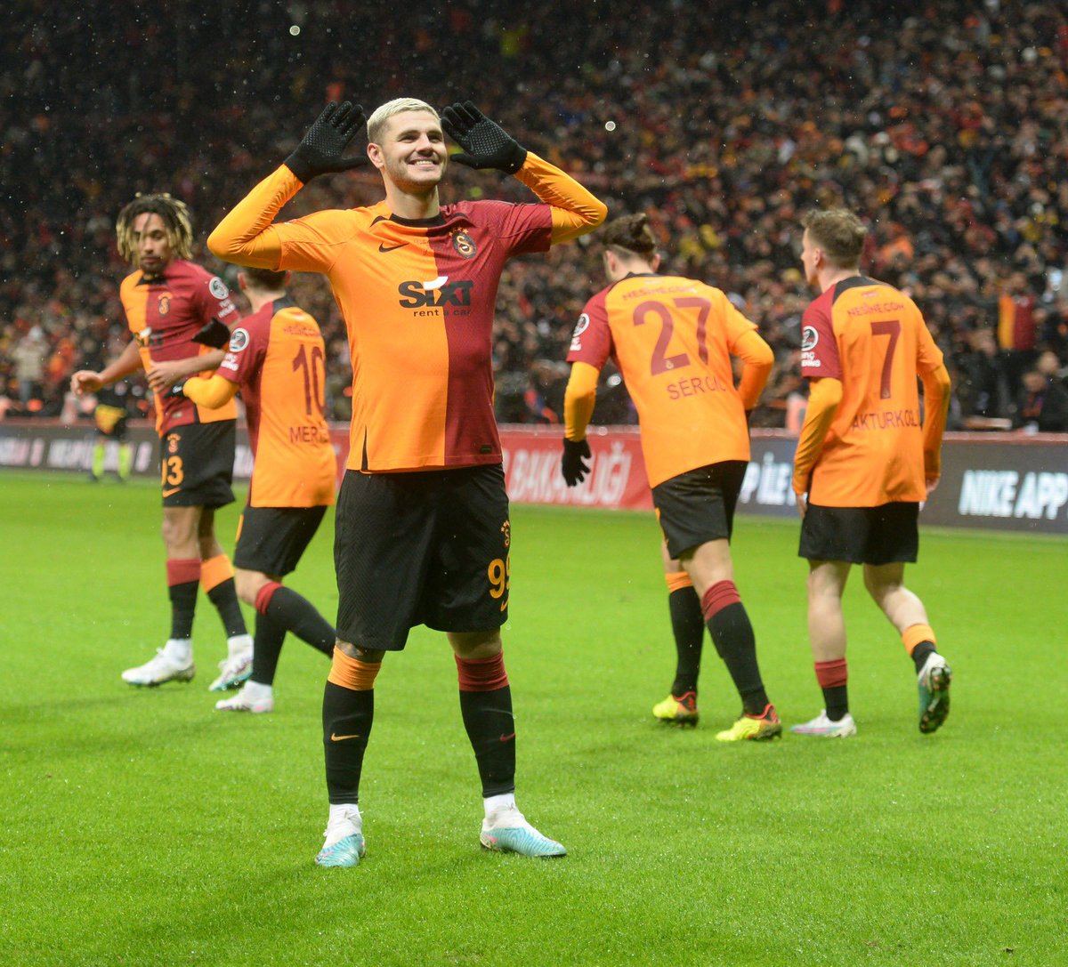 GalatasaraySK's tweet photo. 🫱😀🫲 @MauroIcardi 

#GSvTS https://t.co/oBT6joM1O1