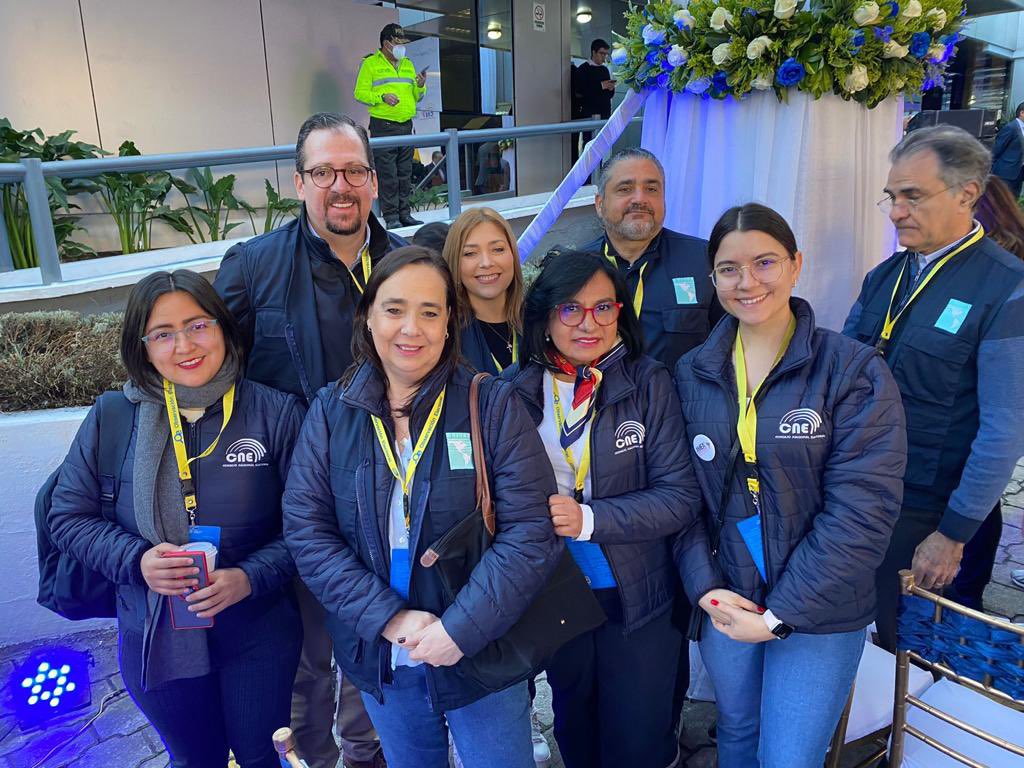 Nuestra presidenta y #JefeDeMision de #ObservacionElectoral <a href="/Doris_MendezC/">Doris Ruth Méndez Cubillos</a> en compañía de <a href="/CarmenCarreonC/">Carmen Carreón Castro</a> <a href="/malenawapenka/">Malena Wapenka</a> y @yolimacarrillo realiza recorrido por  las mesas de votación🗳en #Pichincha
#Elecciones2023Ec #CPCCS2023 #Referéndum2023