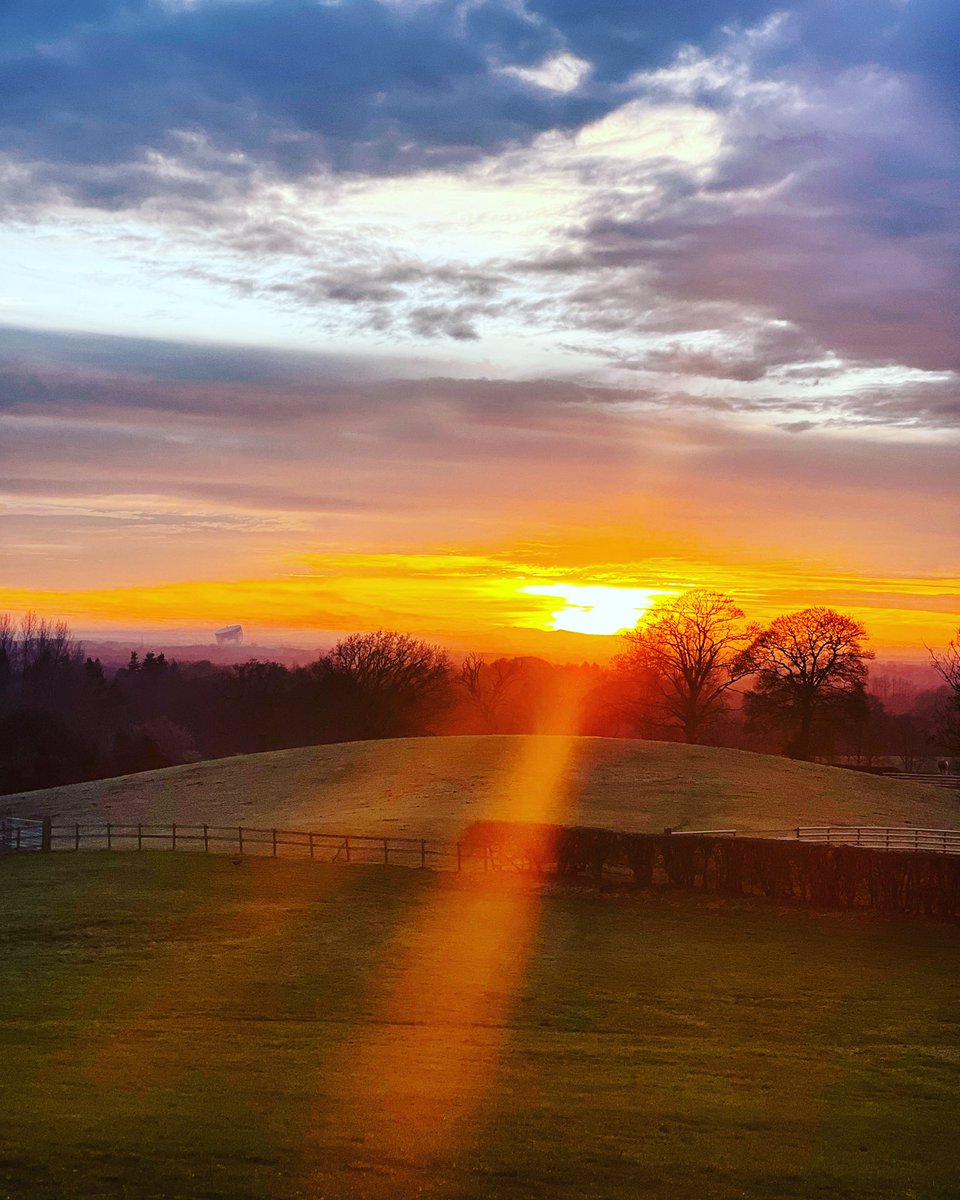 Looks like everyone saw the beautiful Sunset in Cheshire today #alderleyedge