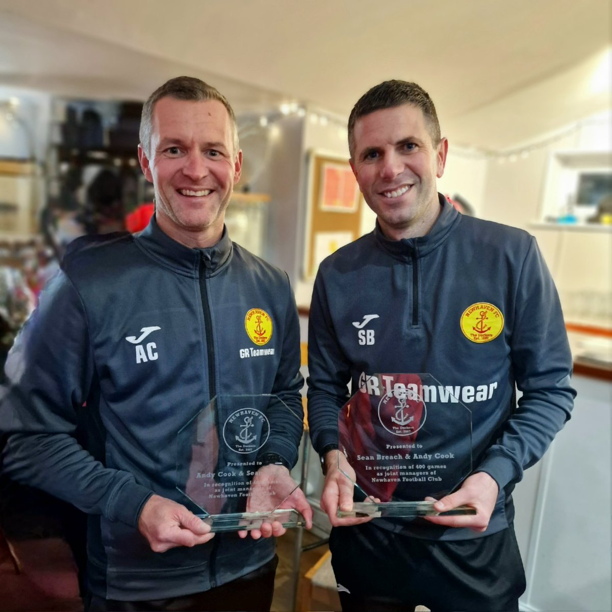 🔴🟡 𝟰𝟬𝟬!

After yesterday's victory, we were finally able to give recognition to joint managers Sean Breach and Andy Cook for their 400 games in charge at the club. Congratulations to them both.