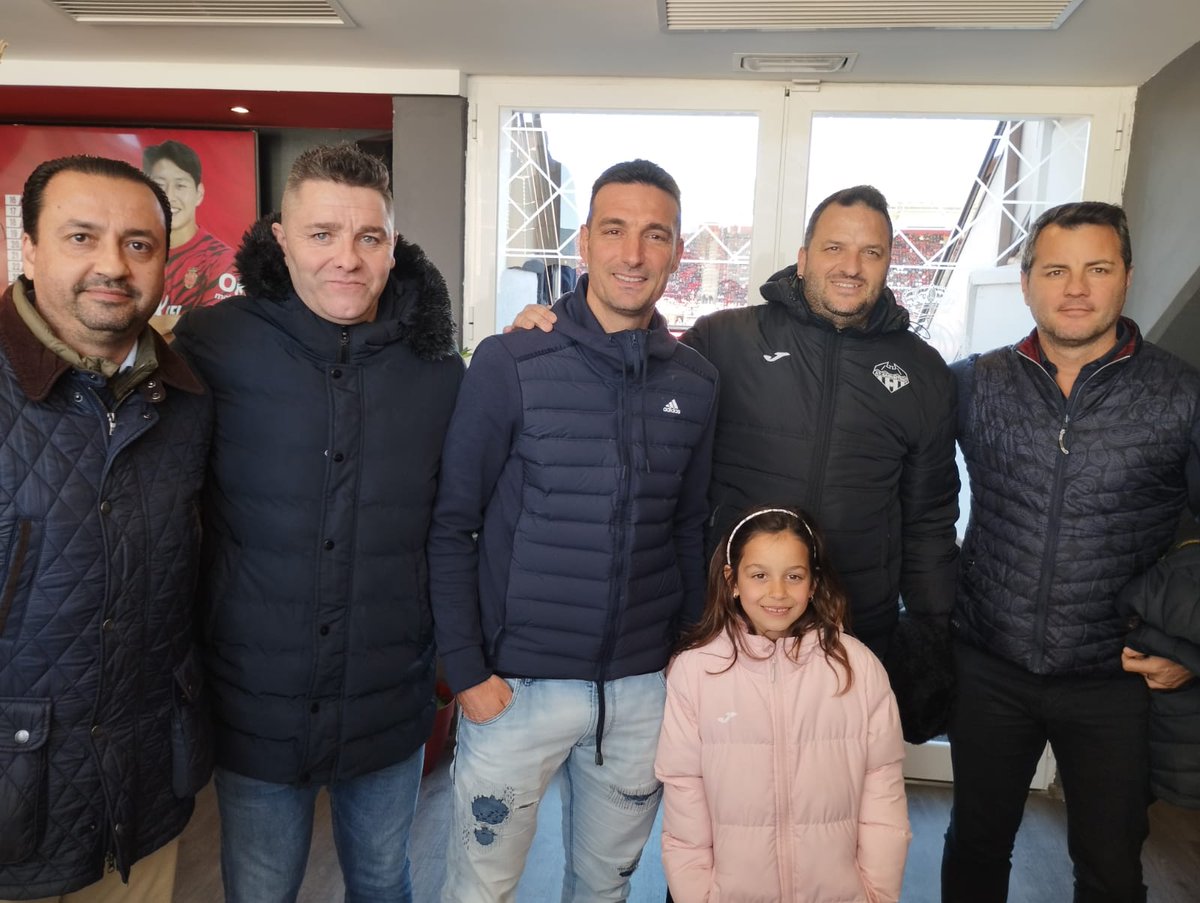 Desde el #AtléticoSaguntino queremos agradecer al <a href="/RCD_Mallorca/">RCD Mallorca</a> el fantástico trato brindado a nuestro club y su invitación al Visit Mallorca Stadium. 🤗⚔️👹

¡¡Buena foto, directiva!! <a href="/lioscaloni/">Lionel Scaloni</a> 😜🇦🇷🏆⭐