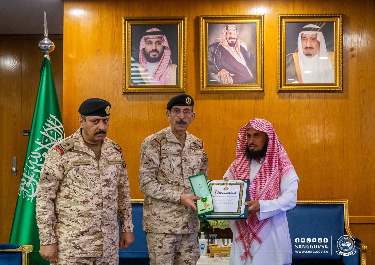 sanggovsa's tweet photo. إنفاذاً للأمر الملكي الكريم 
وبتوجيه من الأمير #عبدالله_بن_بندر وزير الحرس الوطني، سمو الفريق الركن #نايف_بن_ماجد رئيس الجهاز العسكري ،يسلّم وسام الملك عبدالعزيز من الدرجة الثالثة لـ نافع عبيدالله الحربي شقيق شهيد الواجب الرقيب أول نايف عبيدالله الحربي. https://t.co/jt7i7cQOt1