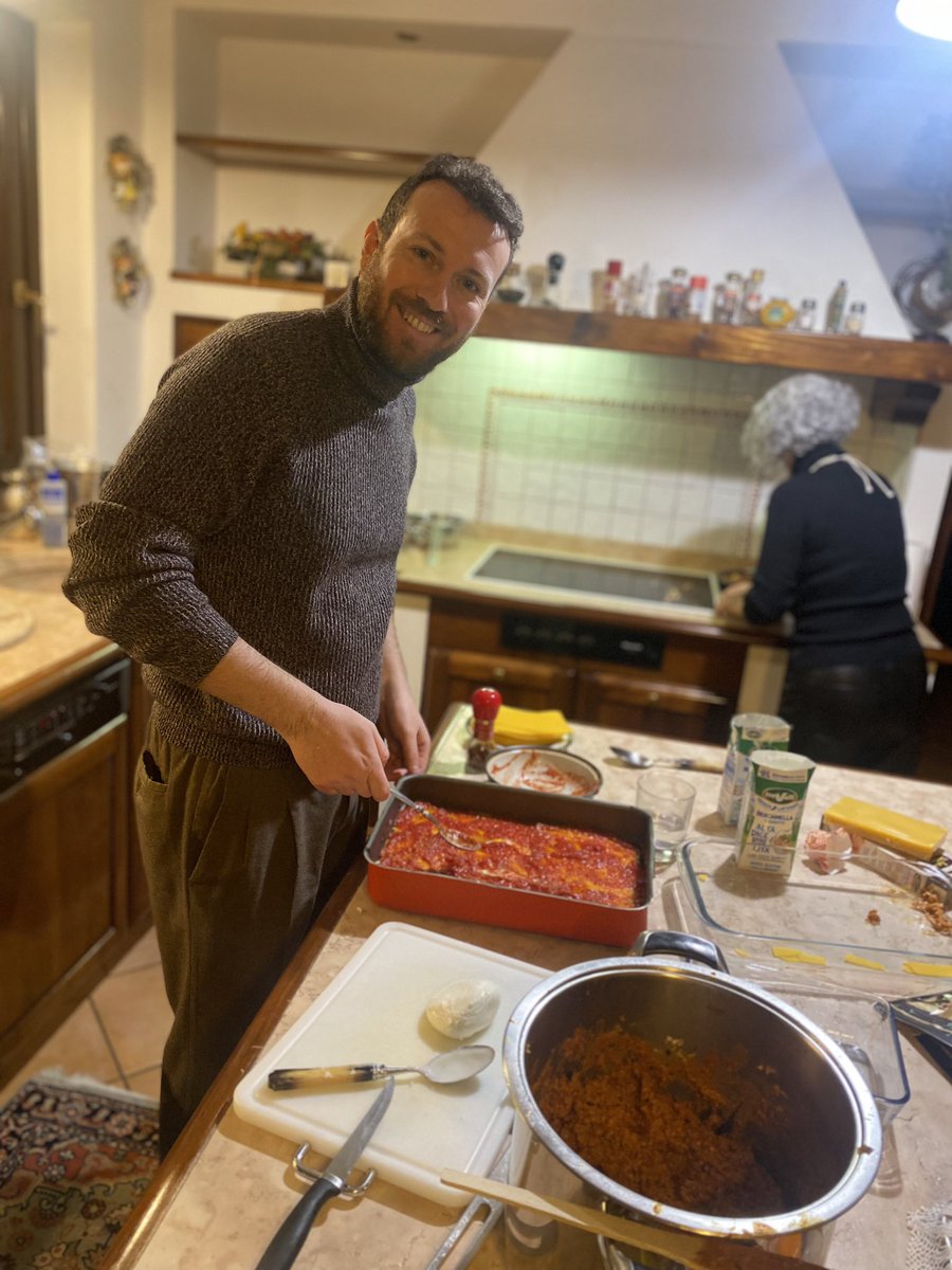 Matteo_Gazzini's tweet photo. Oggi ho cucinato con la mamma: lasagne e bolinho de chuva.
Buona serata a tutti!
#lasagne #bolinhodechuva https://t.co/BUpbPOslHK