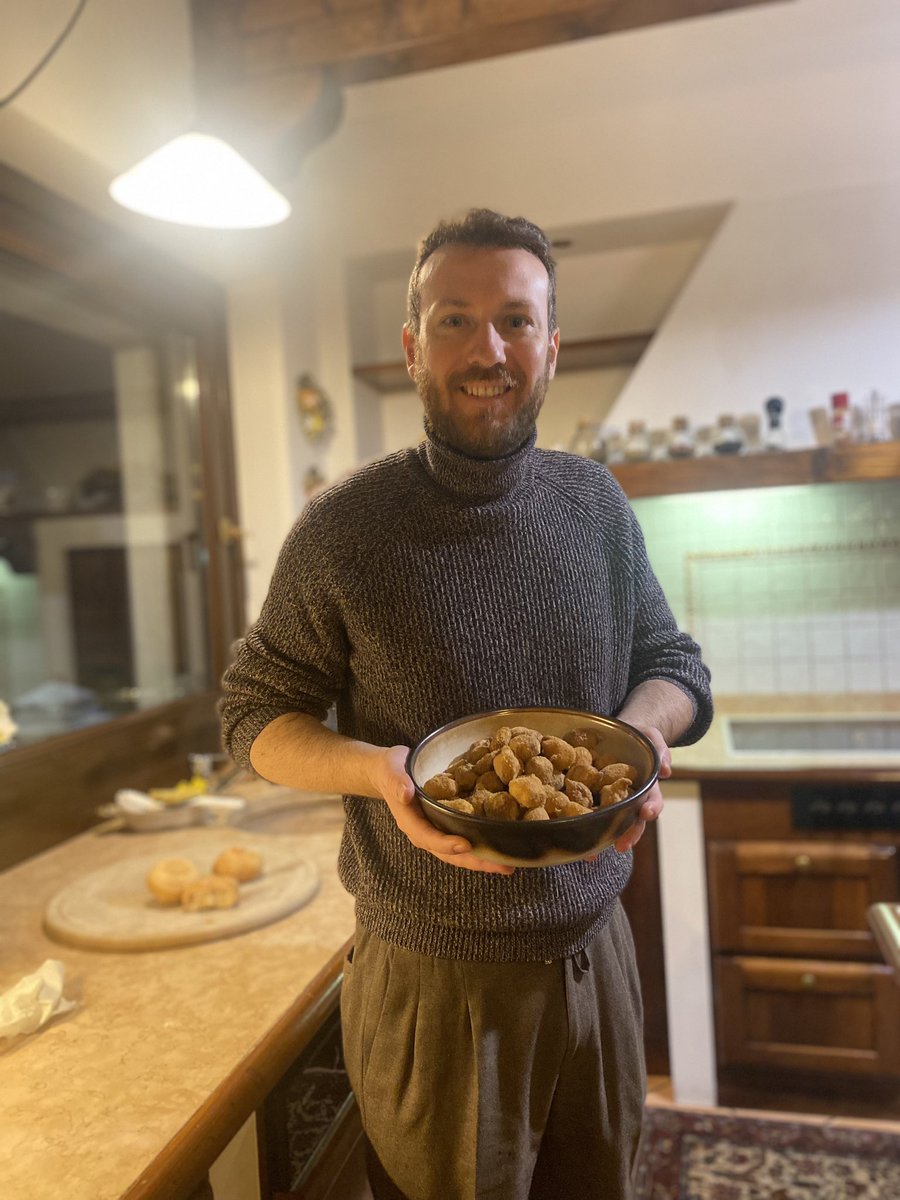 Matteo_Gazzini's tweet photo. Oggi ho cucinato con la mamma: lasagne e bolinho de chuva.
Buona serata a tutti!
#lasagne #bolinhodechuva https://t.co/BUpbPOslHK