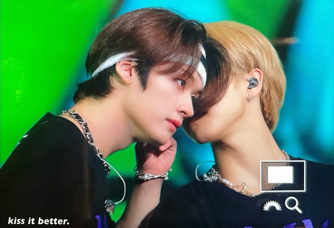 минсоны такие сплетницы я не могу 😭 на каждом концерте стоят шушукаются