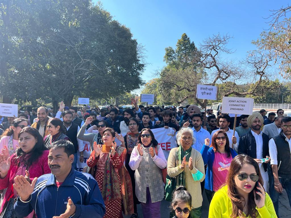 sumit_goklaney's tweet photo. #Awake UT administration, From 9Feb students of UT colleges on road to support their teachers #implement CSR #Stop Discrimination for non teaching staff# Long Live Joint Action Team
#CSR is right of all college teacher in UT of Chandigarh
#ProtestRaise Voice against bureaucracy https://t.co/nyX9h5QK5b