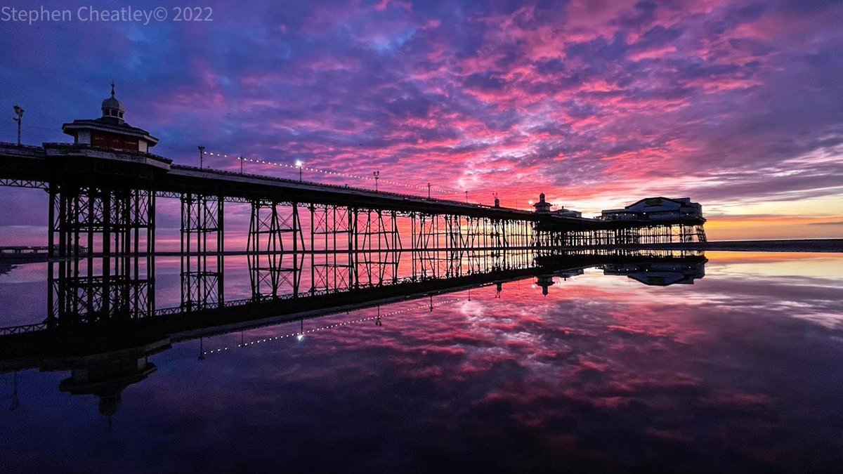 Insane #sunset tonight from Blackpool North Pier. Best in the world 🌞🗼🎡