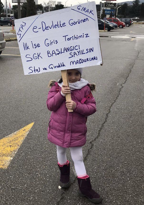ritimritim's tweet photo. Bursa’da STAJ VE ÇIRAKLIK MAĞDURU arkadaşlarımızın düzenlediği eyleme, arkadaşlarımızın çocukları da destek verdi. BAŞARACAĞIZ‼️STAJ SSK BAŞLANGICI OLACAK‼️#StajTorbaya https://t.co/UUlvYIHEVS
