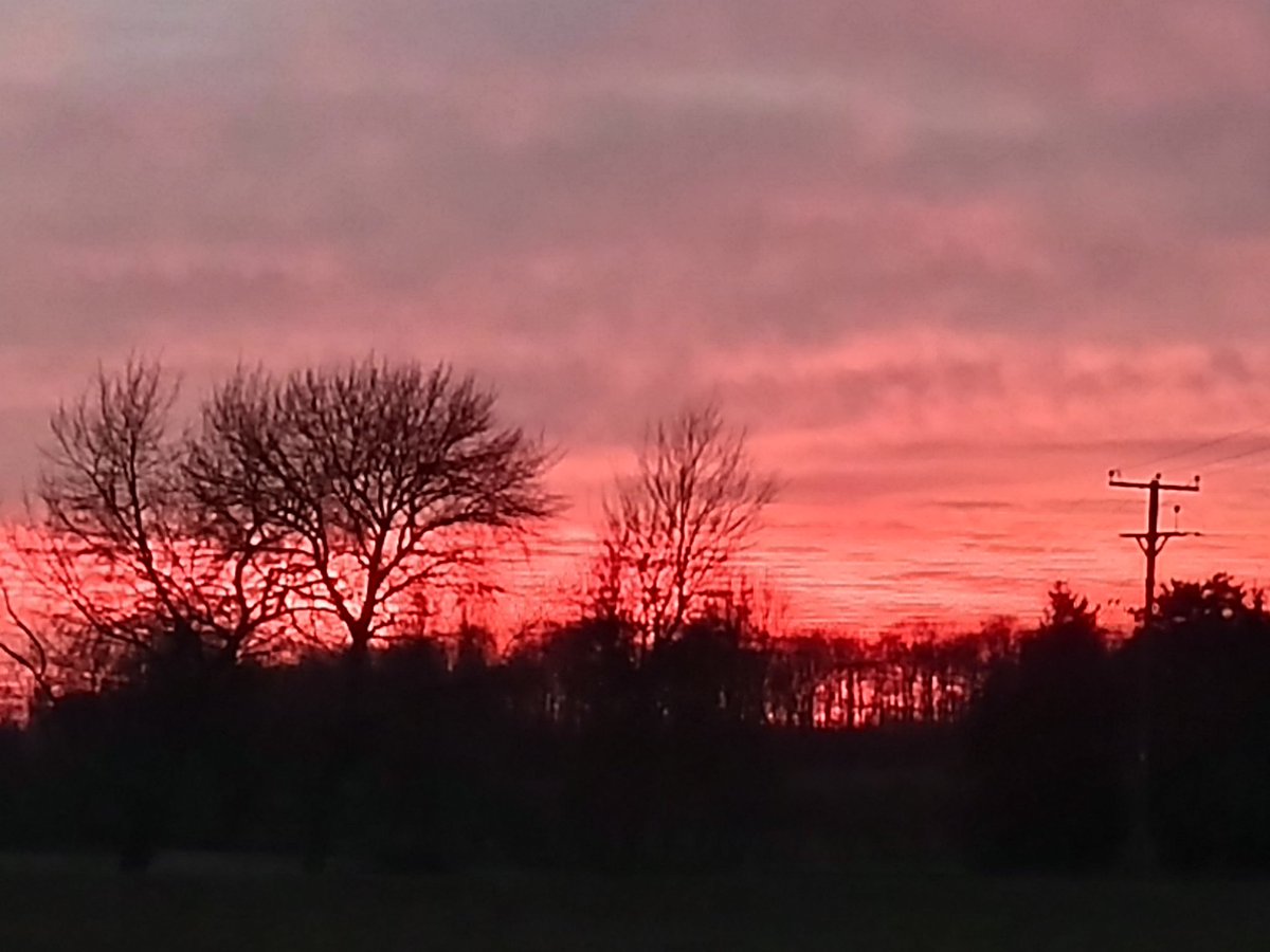 SusanForsyth_'s tweet photo. Amazing sunset over the Yorkshire Wolds tonight. #winter #spring #sunset https://t.co/oKIdZ13bX4