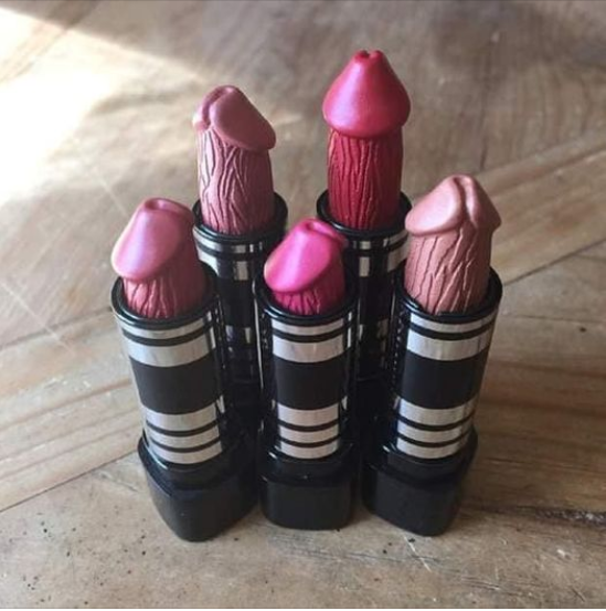 BigJakeBlues's tweet photo. Chez Séphora, les rouges à lèvres pour la #StValentin sont arrivés !!! 😜😜😜🤪🥒😎 https://t.co/eN2NeWIOHY
