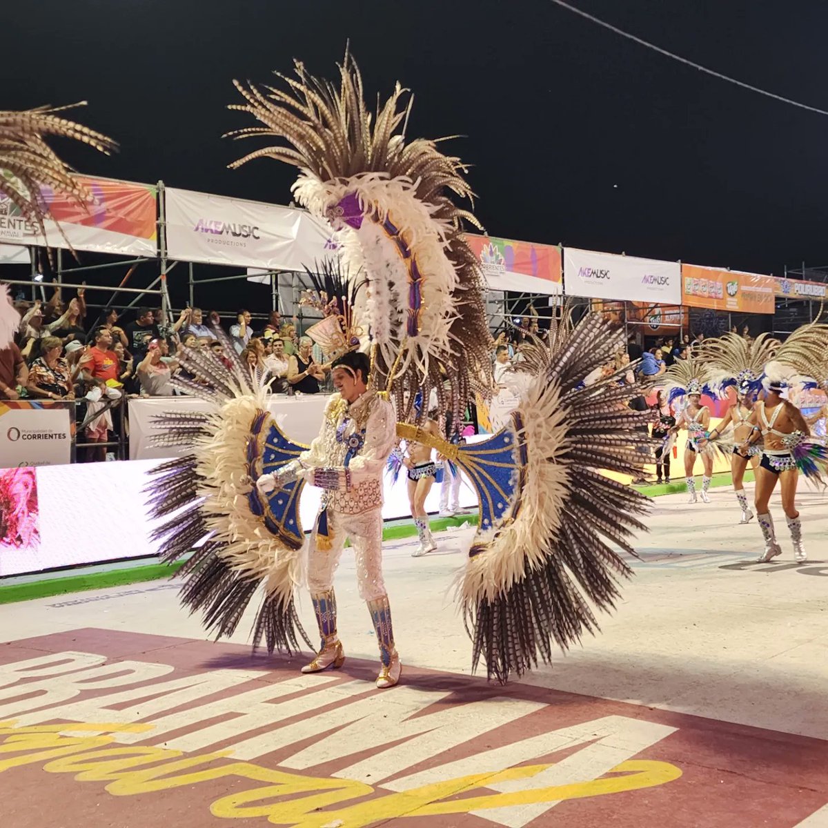 rsudamericana's tweet photo. LLEGÓ ARÁ BERÁ ‼️
Papelillos de colores, ritmo y alegría 🥳🤩🔥
.
.
.
#AraBera #corrientescapital https://t.co/u0DF79T8J6