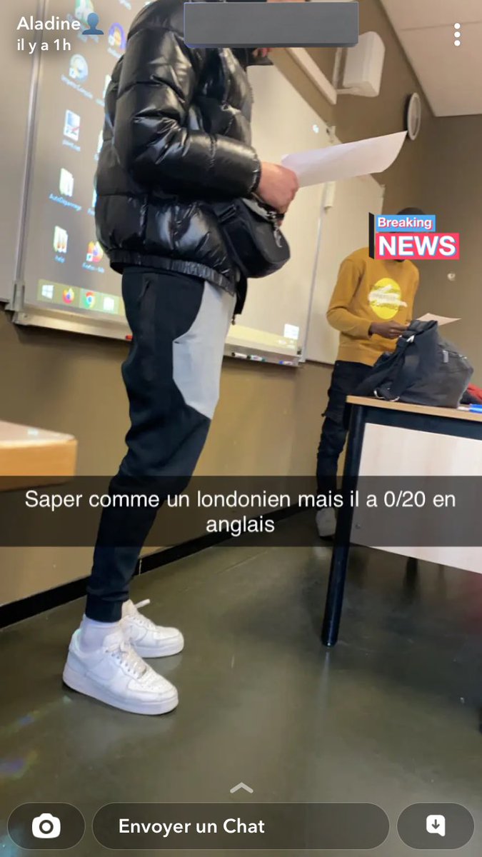 ibk93z's tweet image. Ce mec dans ma classe saper en Nike tech, AF1, doudoune et sacoche Trapstar... Mais qui arrive pas à aligner une phrase en anglais