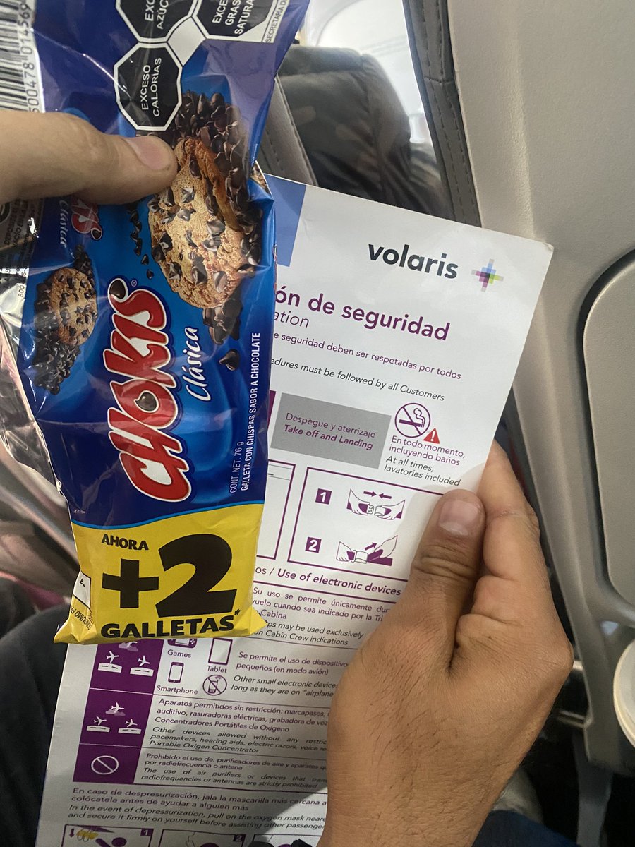 alexyyrock's tweet image. La hipoglicemia es peligrosa para una persona con diabetes en ayuno, pero la arrogancia del capitán vuelo y4 825 de ni dar la cara y negar la venta de comida durante la espera de dos horas de atraso y al final de malas vender dos paquetes de galletas $90  #viajaVolaris #volaris