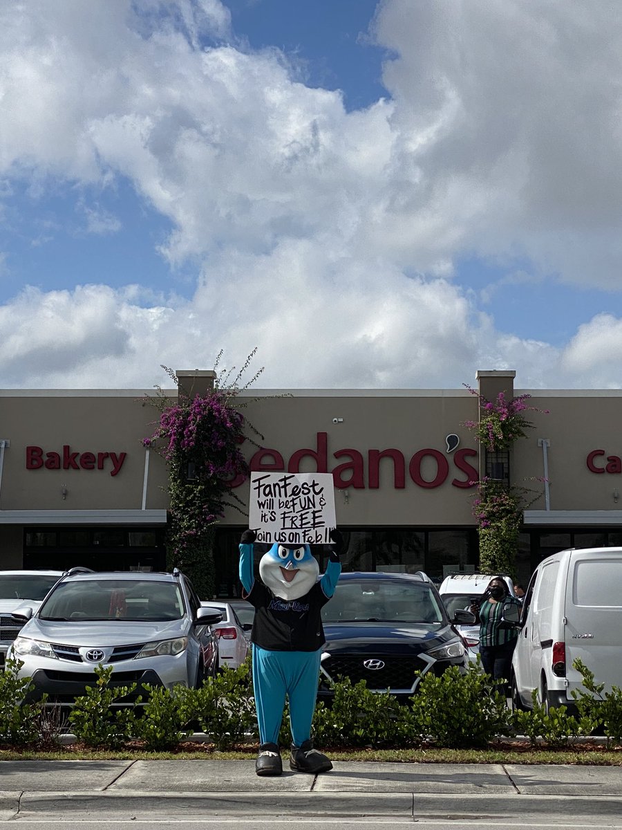 Marlins's tweet photo. #BillyWithSign 

https://t.co/ChSVQ3HWnr https://t.co/zYmpkE1v87