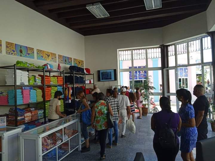 Dedicado al Día del Trabajador del sector, fue reinaugurado el mercado industrial "El Taladro", ubicado en el boulevard santaclareño, que ofrecerá variadas ofertas a la población.
#ComercioCuba