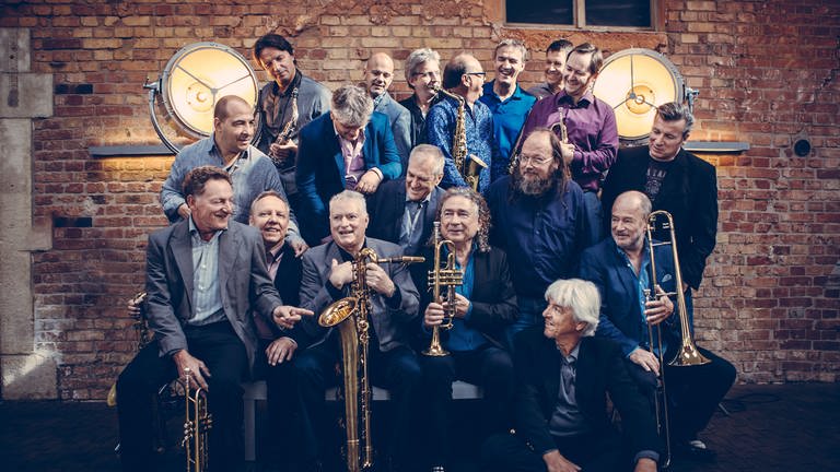 CapitalJazzClub's tweet photo. #NowPlaying, 'Scrapple From The Apple / Ah Leu Cha', off #MagnusLindgren, @johnbeasley & #SWRBigBand's *Bird Lives*. (2021). The #CapitalJazzClub984, with #JacobAsiyo & @KaimaMwiti.
Soloist, Tenor Sax: Magnus Lindgren
Soloist, Trumpet: Martin Auer
Piano, Arranged by: John Beasley https://t.co/VGM7TPwnTV