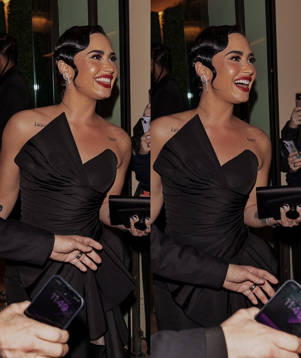 comfortlovatos's tweet photo. DEMI LOVATO IS SO PRECIOUS https://t.co/QzSXXNn41R