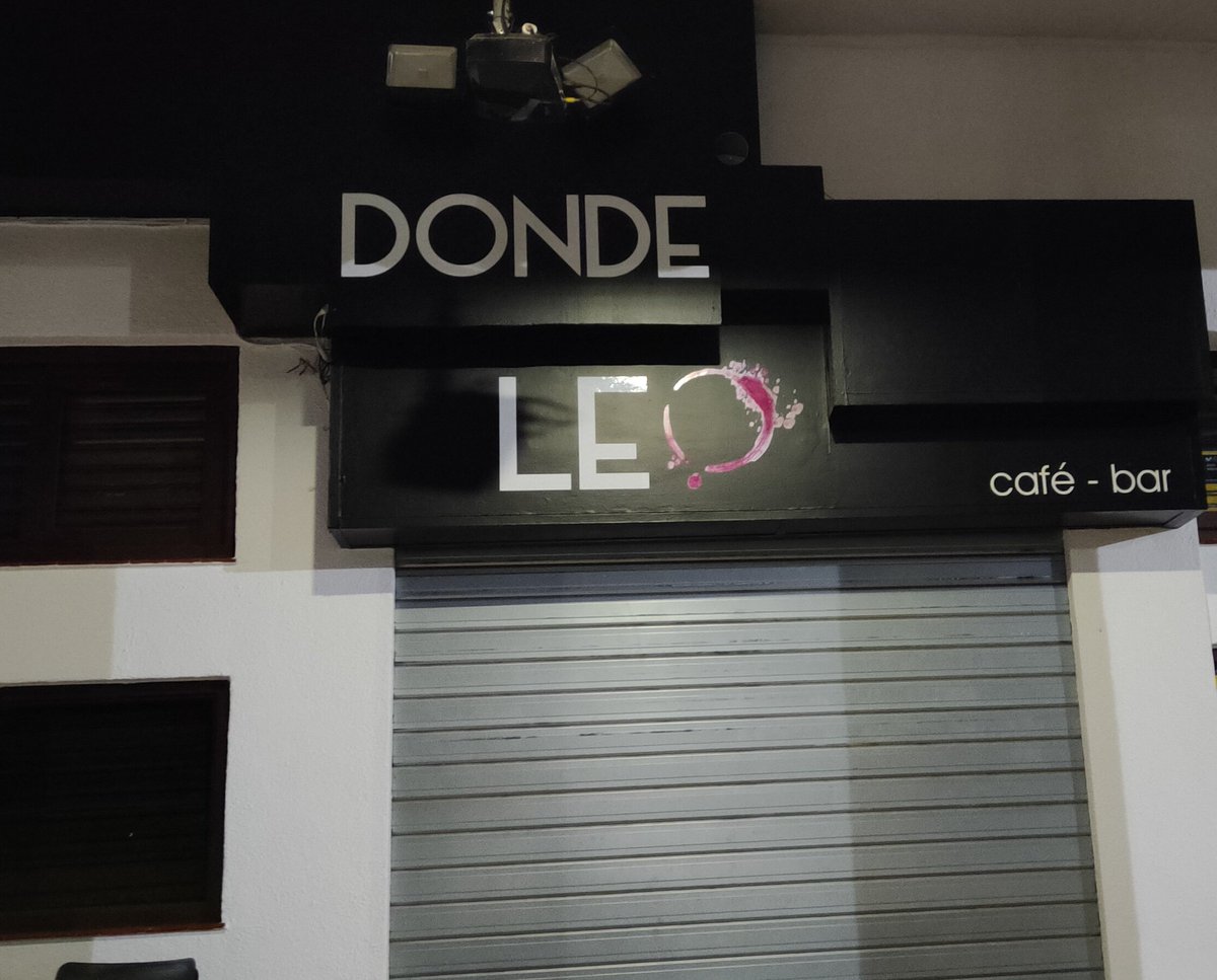 _T_U_R_U_'s tweet photo. En mi pueblo hay dos bares que se llaman igual... https://t.co/3k6FF34DaT