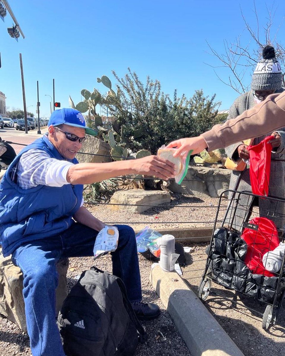ProjectQuerenc1's tweet photo. PQ Board and Business Directors delivered 120 PB&amp;J sandwiches for the homeless in downtown Dallas today! #pqproud https://t.co/Mxg9wyOKiL