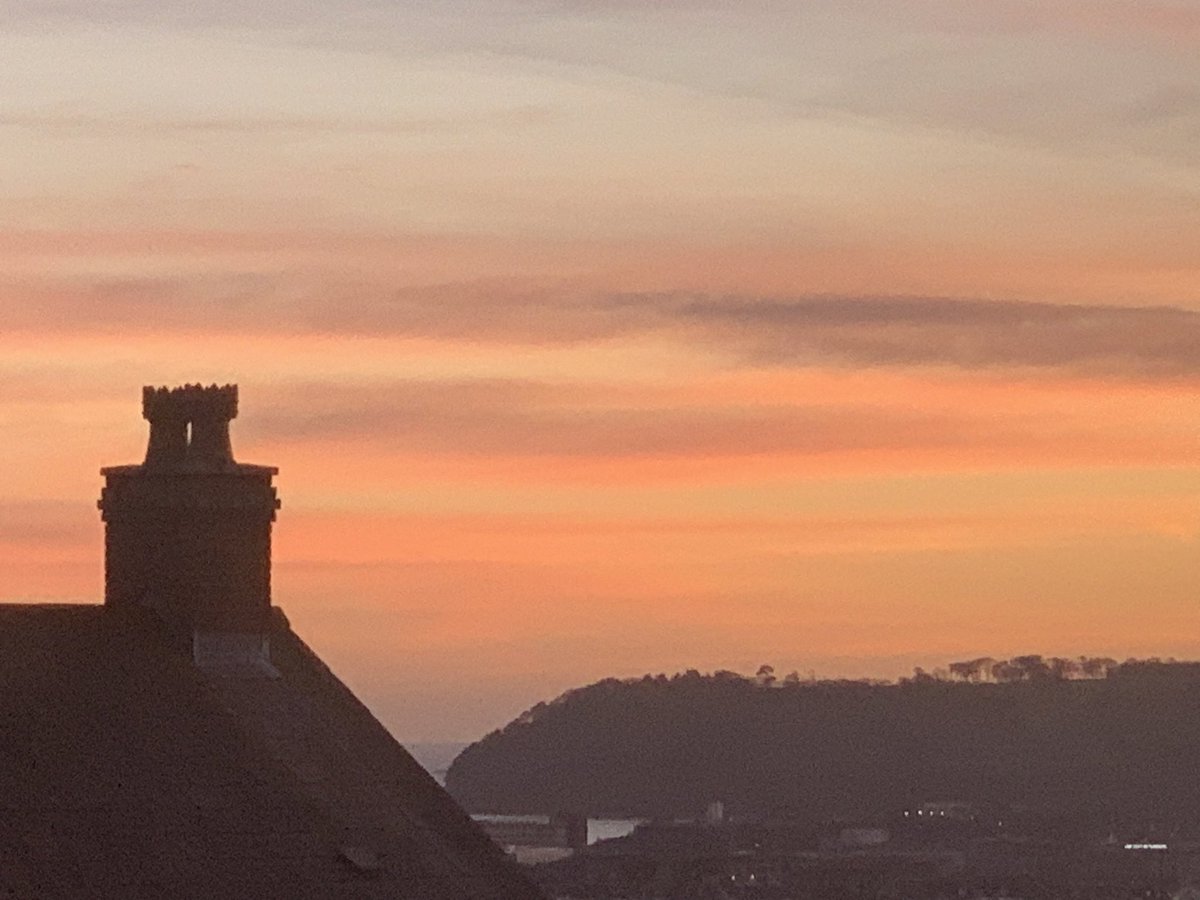 MsClareMBaker's tweet photo. Another weekend moves towards it’s end, in style. #Plymouth
#WeekendEnd https://t.co/y3onm3RWfL