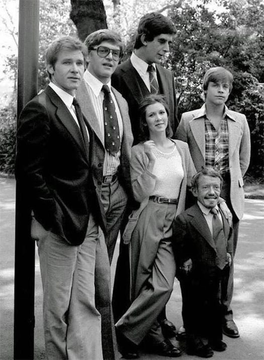Star Wars cast out of costumes: Harrison Ford (Han Solo), David Prowse (Darth Vader), Peter Mayhew (Chewbacca), Carrie Fisher (Princess Leia), Mark Hamill (Luke Skywalker), Kenny Baker (R2-D2). 1977. More amazing behind-the-scenes photos: https://t.co/m9gSCBFl31 Oh, the memories. https://t.co/IXYywqxG5n