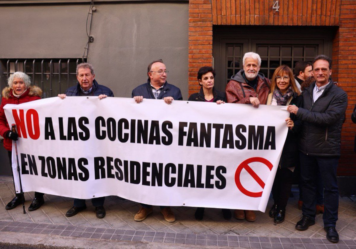 MásInterésMadrid (@interesmas) on Twitter photo 📢 Un centenar de #vecinos de #Prosperidad, en Chamartín, protestan contra las #cocinasfantasma en una concentración organizada por <a href="/Stopdarkitchens/">Afectados por cocinas fantasma. Plataforma Madrid</a> y <a href="/FRAVM/">🏳️🌈 Federación Vecinal de Madrid</a> ante una de las más molestas de #Madrid, en la calle de Zabaleta. <a href="/MasChamartin/">Más Madrid | Chamartín</a> <a href="/EduardoFRub/">Eduardo Rubiño 🏳️🌈</a>
masinteresmadrid.com/un-centenar-de… 📢 Un centenar de #vecinos de #Prosperidad, en Chamartín, protestan contra las #cocinasfantasma en una concentración organizada por <a href="/Stopdarkitchens/">Afectados por cocinas fantasma. Plataforma Madrid</a> y <a href="/FRAVM/">🏳️🌈 Federación Vecinal de Madrid</a> ante una de las más molestas de #Madrid, en la calle de Zabaleta. <a href="/MasChamartin/">Más Madrid | Chamartín</a> <a href="/EduardoFRub/">Eduardo Rubiño 🏳️🌈</a>
masinteresmadrid.com/un-centenar-de…
