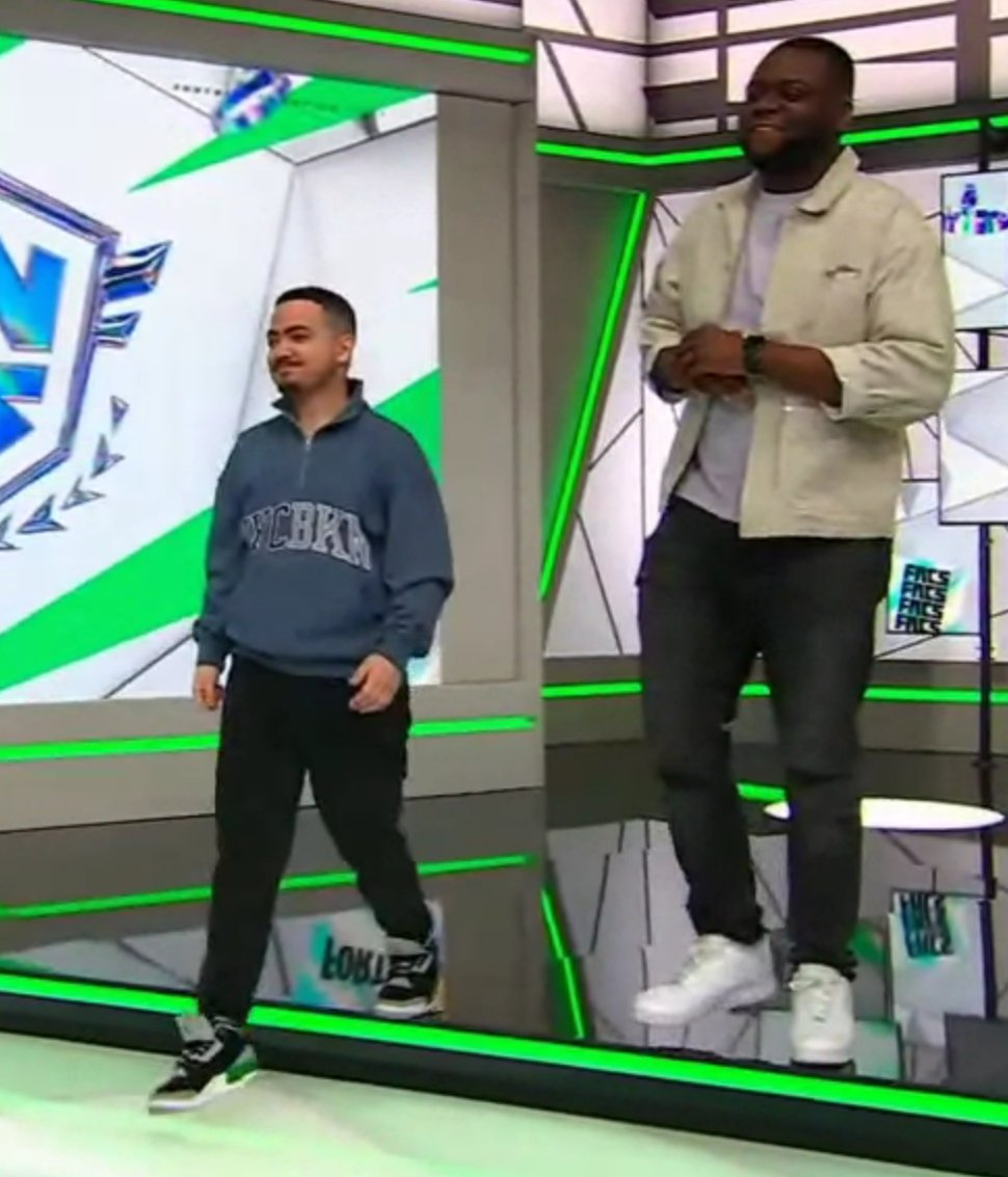 4 Ft 10 Next To 6ft 4 Ft 10 Next To 6ft