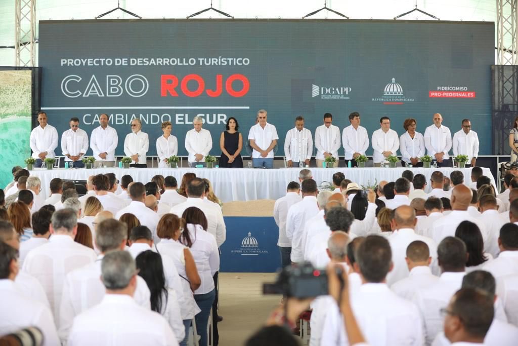 luisabinader's tweet photo. ¡Este es el momento del desarrollo del Sur! 

Estamos trabajando con ilusión y con pasión, porque estamos convencidos de que el desarrollo turístico de #Pedernales es igual al desarrollo económico y social de toda la región y, especialmente, de esta provincia. #PedernalesCambia https://t.co/I3BOsjMsBn